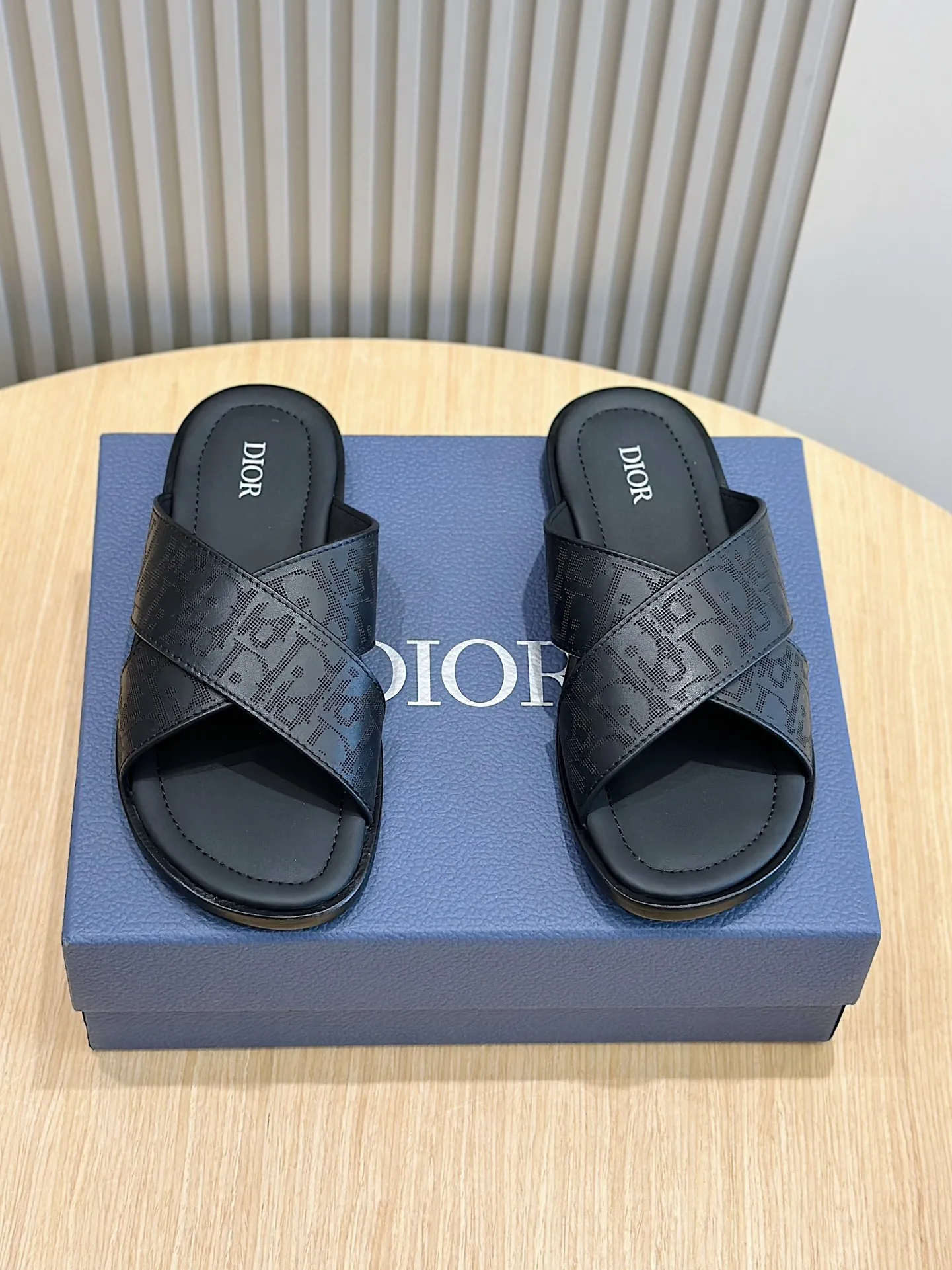 P320 Dior Alias ​​Men's Genuine Leather Slippers This Alias ​​sandal is new for summer, showing casual and elegant style. Carefully crafted from grained cow leather and Oblique printed fabric, with cowhide lining! Cross strap design. The imported cowhide leather and rubber sole adds sophistication and comfort, while Oblique print-effect anti-slip panels add style. Size: 39-44 (customized at 38.45)